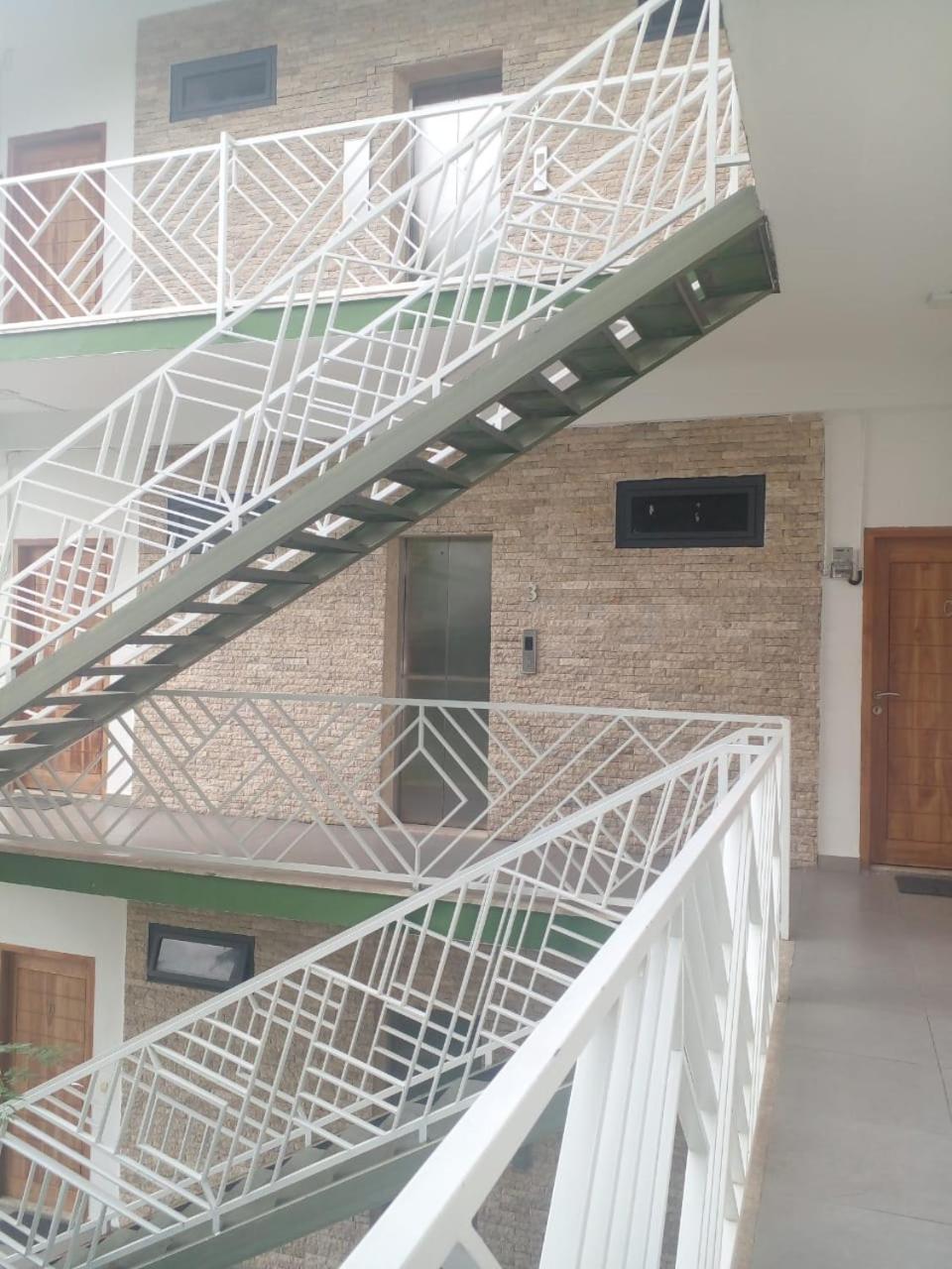 Triple 8 Suites Labuan Bajo Eksteriør bilde