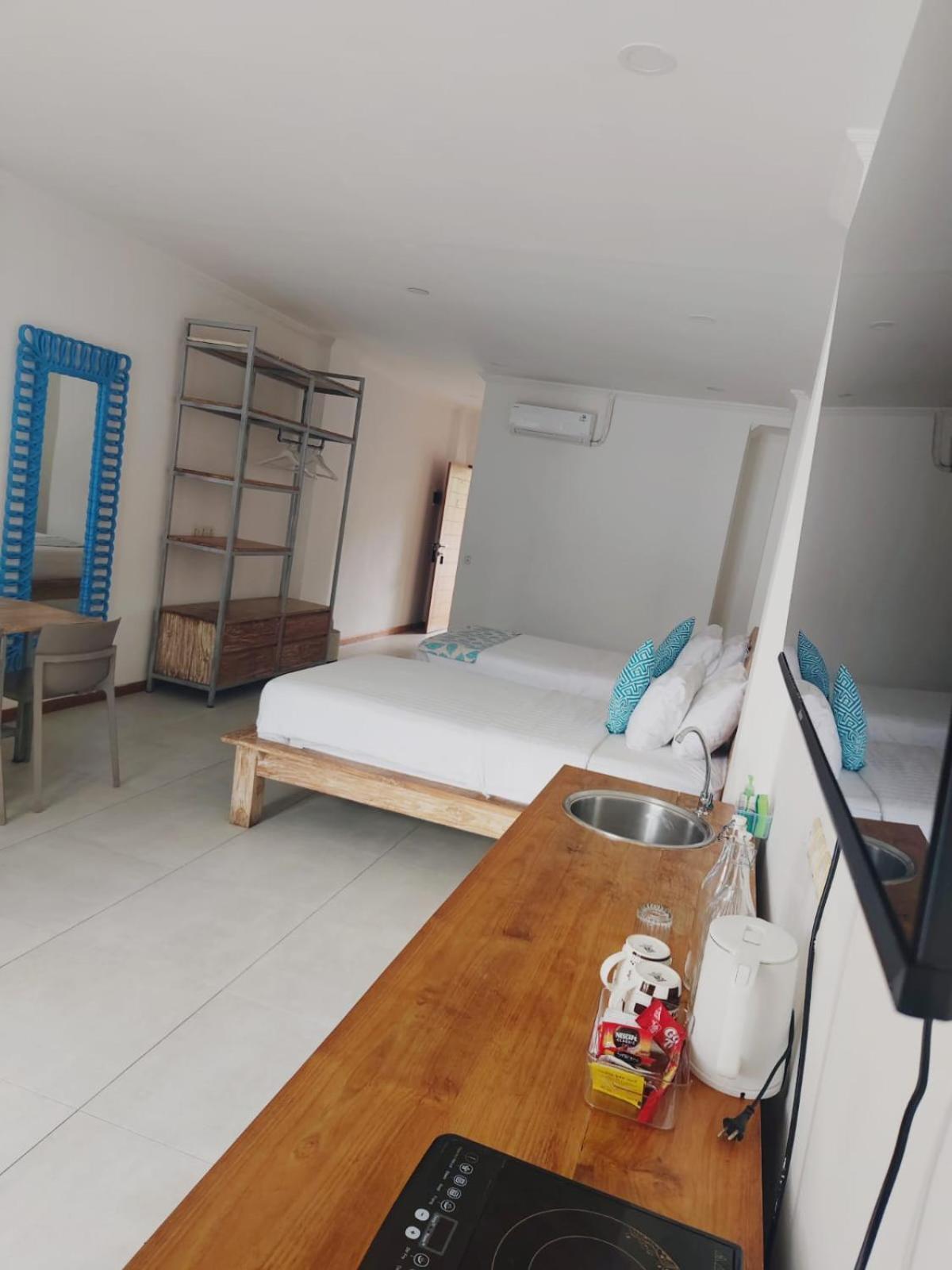 Triple 8 Suites Labuan Bajo Eksteriør bilde