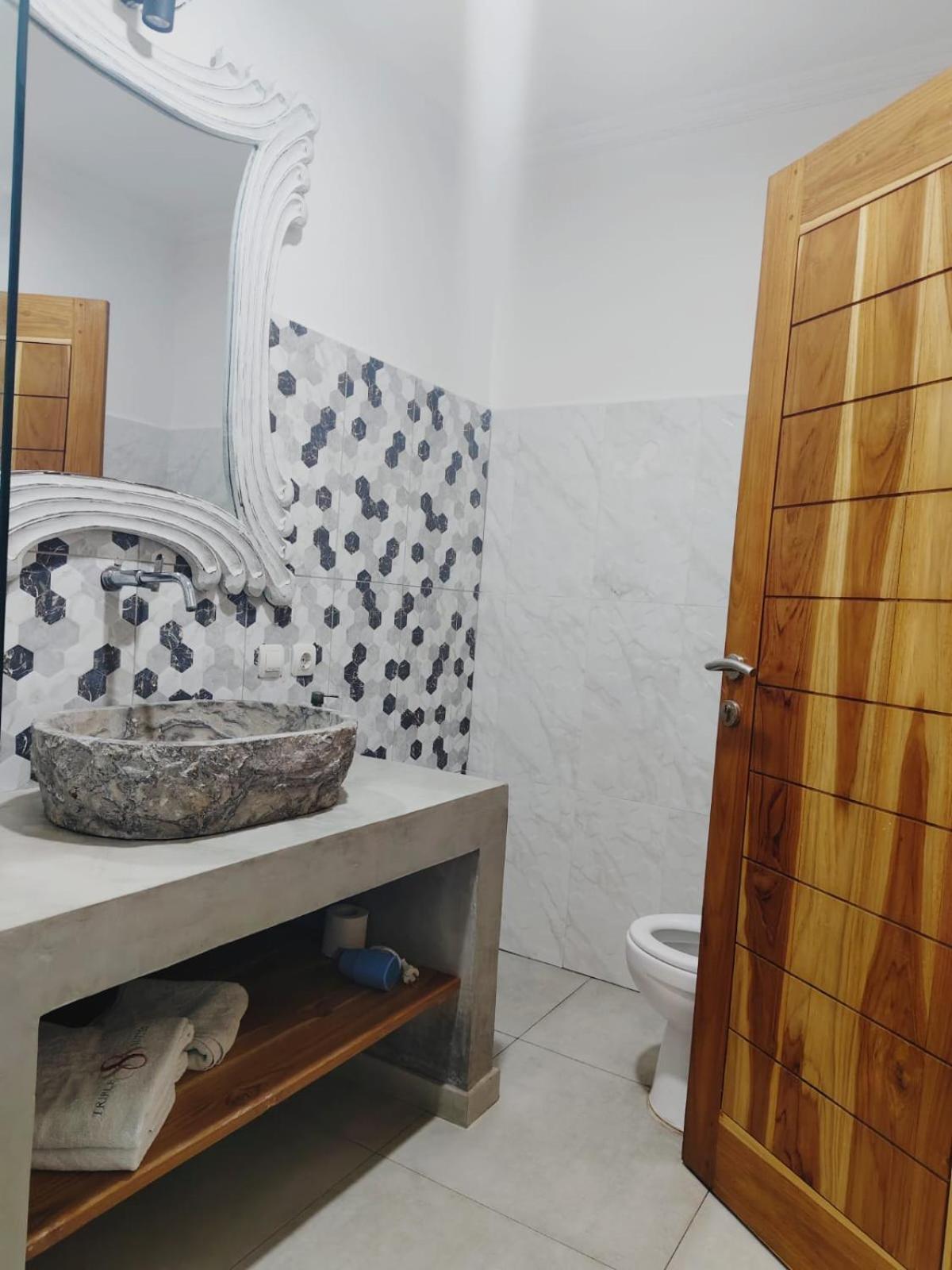 Triple 8 Suites Labuan Bajo Eksteriør bilde