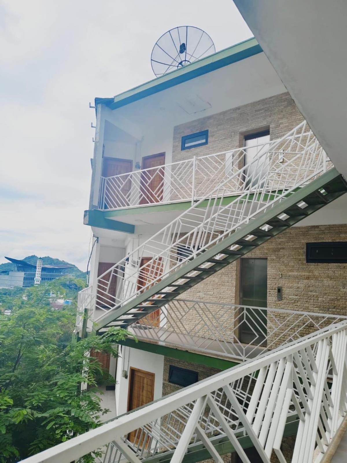 Triple 8 Suites Labuan Bajo Eksteriør bilde