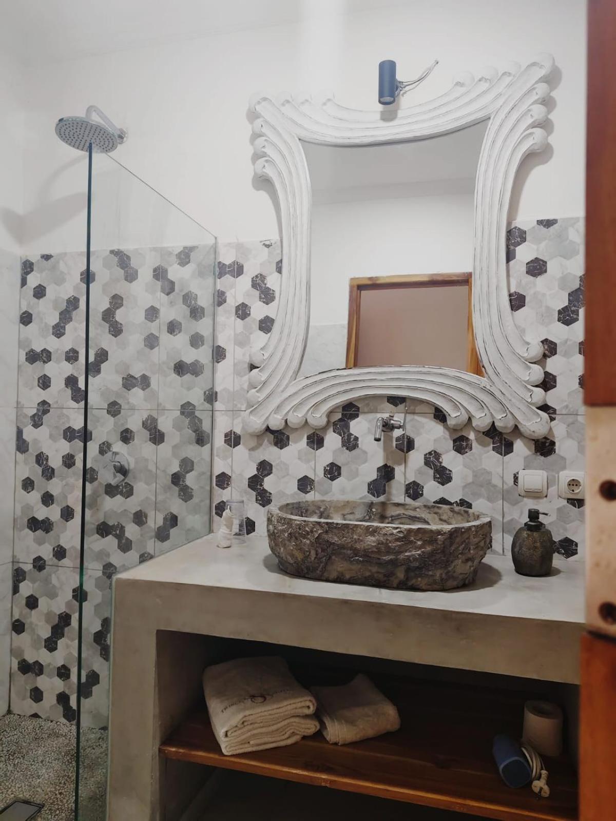 Triple 8 Suites Labuan Bajo Eksteriør bilde