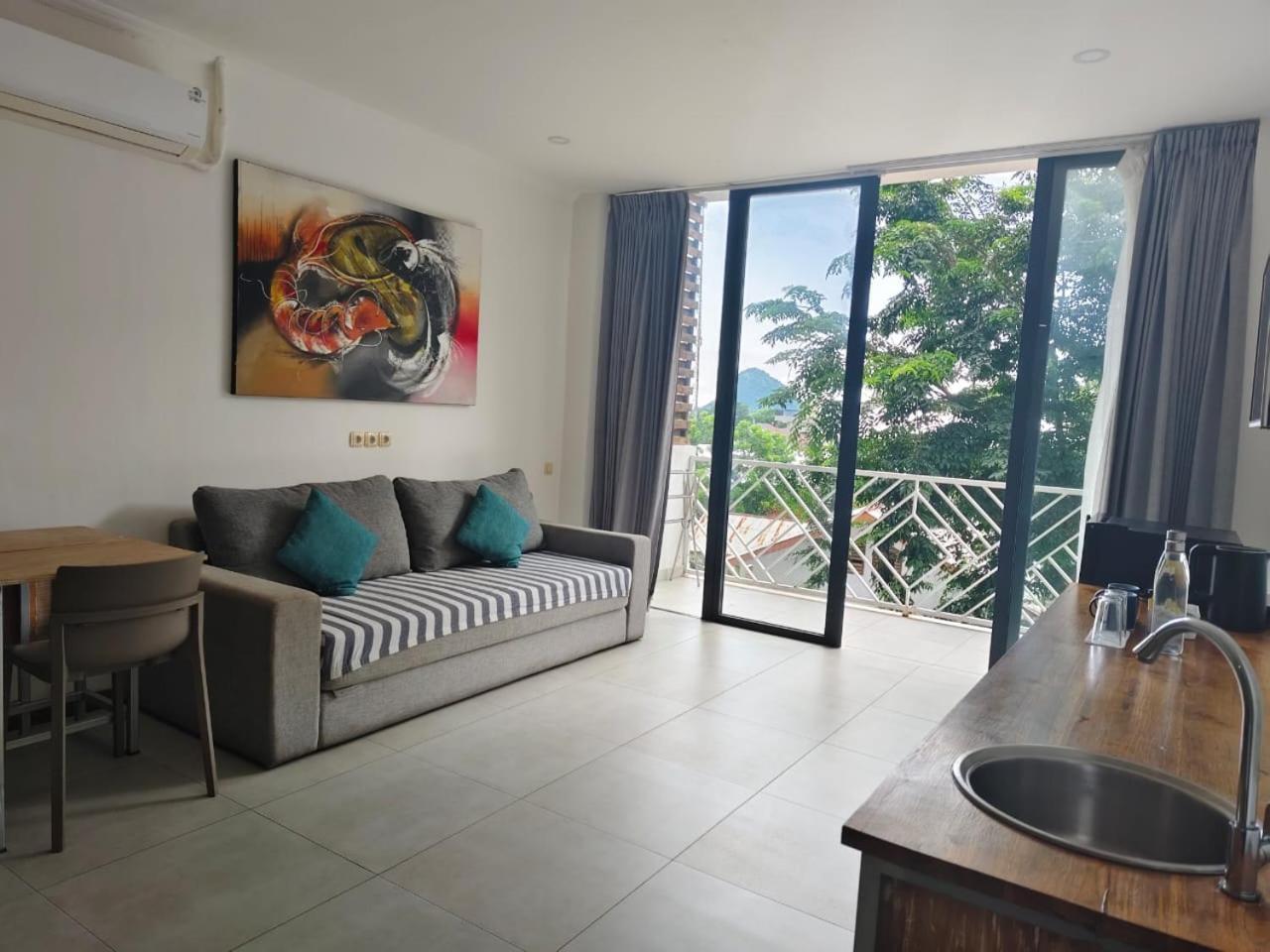 Triple 8 Suites Labuan Bajo Eksteriør bilde