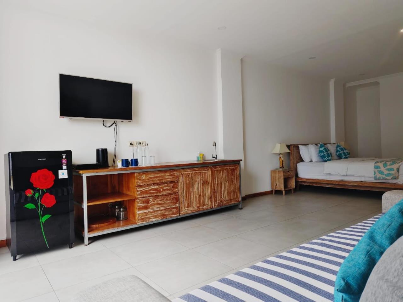 Triple 8 Suites Labuan Bajo Eksteriør bilde