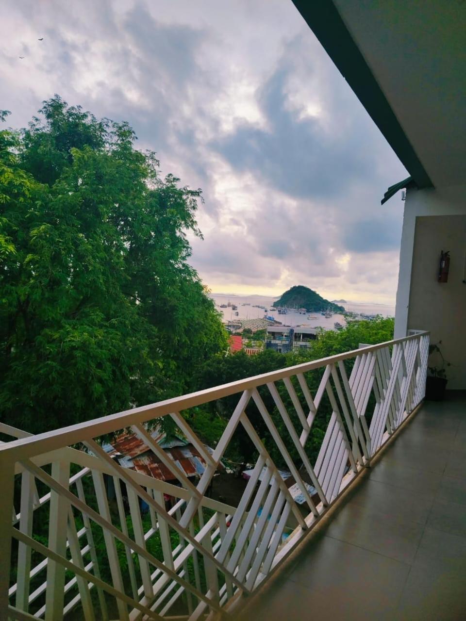 Triple 8 Suites Labuan Bajo Eksteriør bilde
