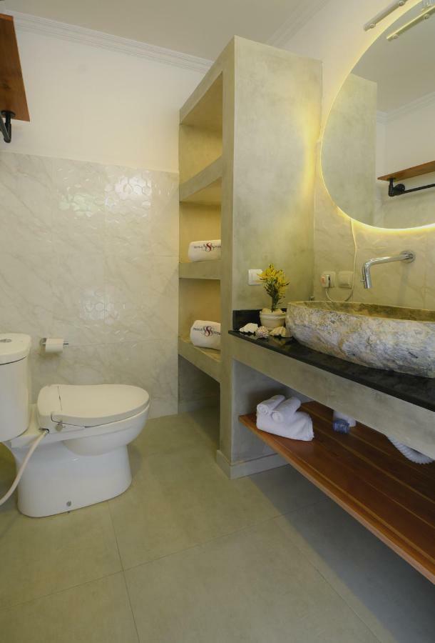 Triple 8 Suites Labuan Bajo Eksteriør bilde